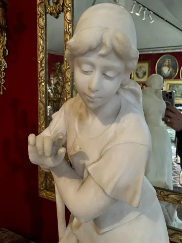 statue en albâtre une paysanne