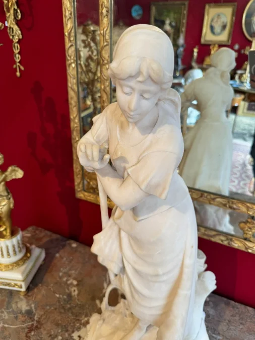 statue en albâtre une paysanne