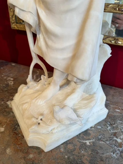 statue en albâtre une paysanne