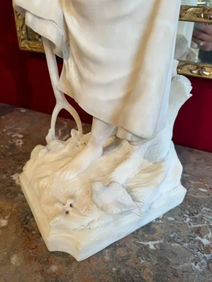 statue en albâtre une paysanne