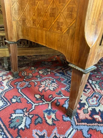 COMMODE A RESSAUT CENTRAL