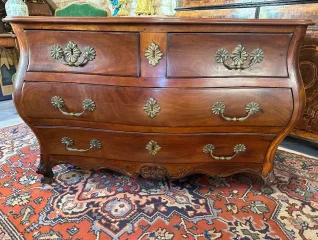 EIGHTEENTH CENTURY CHEST OF DRAWERS