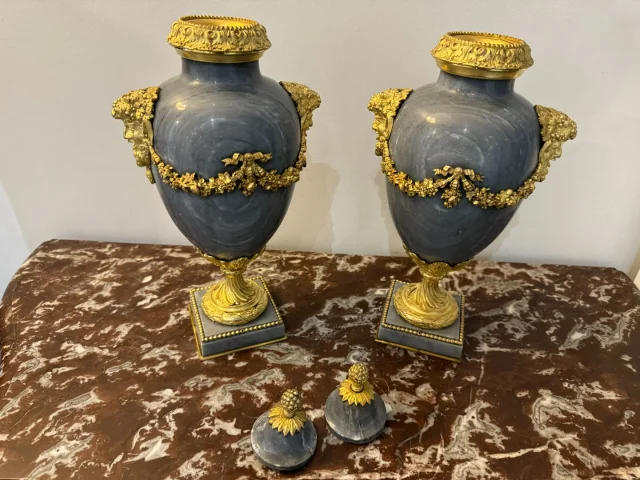 PAIRE DE CASSOLETTES TETES DE FAUNE STYLE LOUIS XVI