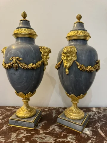 PAIRE DE CASSOLETTES TETES DE FAUNE STYLE LOUIS XVI