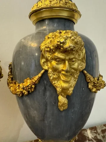 PAIRE DE CASSOLETTES TETES DE FAUNE STYLE LOUIS XVI