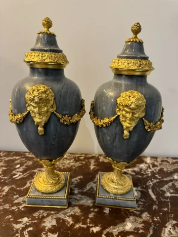PAIRE DE CASSOLETTES TETES DE FAUNE STYLE LOUIS XVI