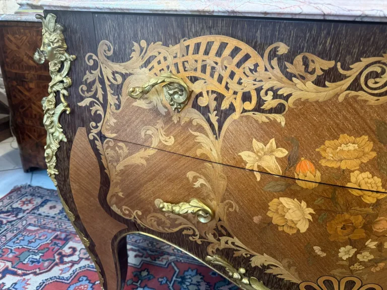 KOMMODE IM LOUIS XV-STIL