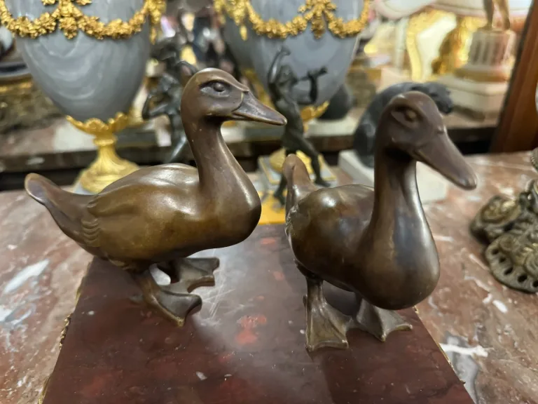 BRONZE DUCKS unterzeichnet M. LE VERRIER