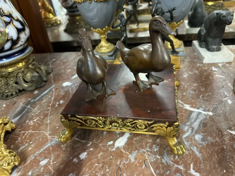 BRONZE DUCKS unterzeichnet M. LE VERRIER