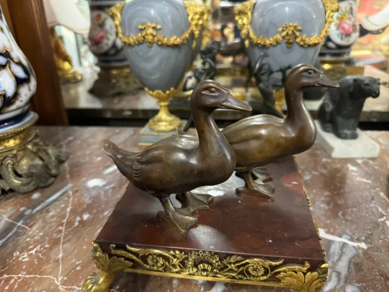 BRONZE DUCKS unterzeichnet M. LE VERRIER