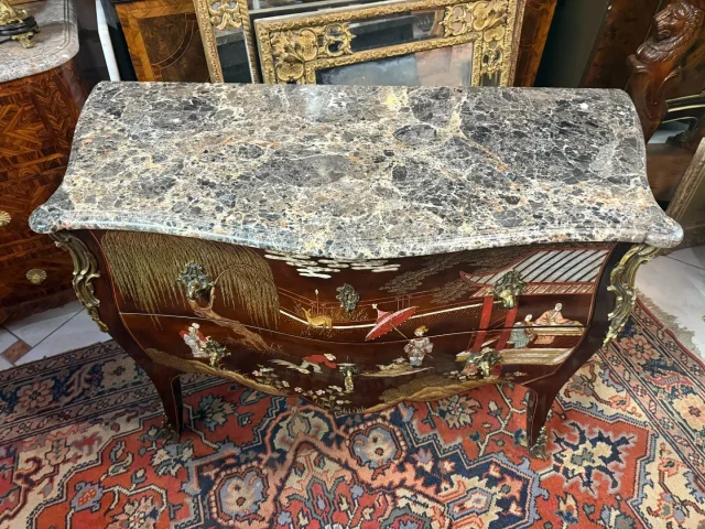 COMMODE EN LAQUE DE CHINE DE STYLE LOUIS XV