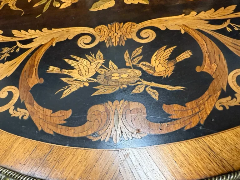 TABLE DE MILIEU DE FORME VIOLONNEE NAPOLEON III EN MARQUETERIE