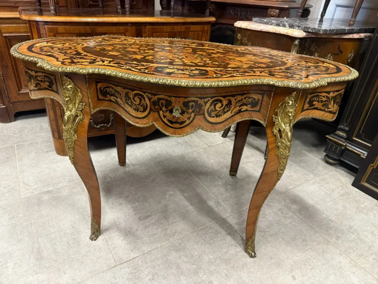 TABLE DE MILIEU DE FORME VIOLONNEE NAPOLEON III EN MARQUETERIE