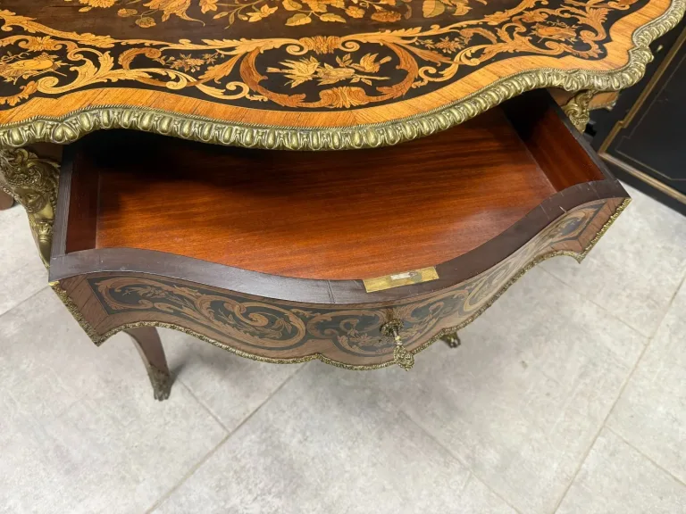 TABLE DE MILIEU DE FORME VIOLONNEE NAPOLEON III EN MARQUETERIE