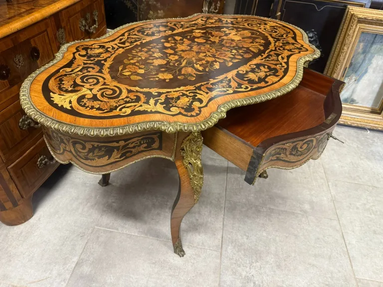 TABLE DE MILIEU DE FORME VIOLONNEE NAPOLEON III EN MARQUETERIE