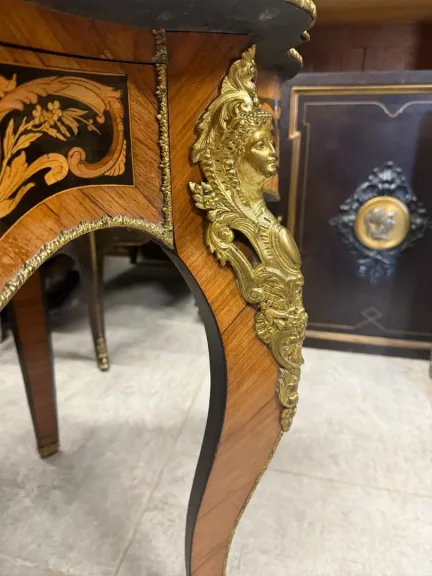 TABLE DE MILIEU DE FORME VIOLONNEE NAPOLEON III EN MARQUETERIE
