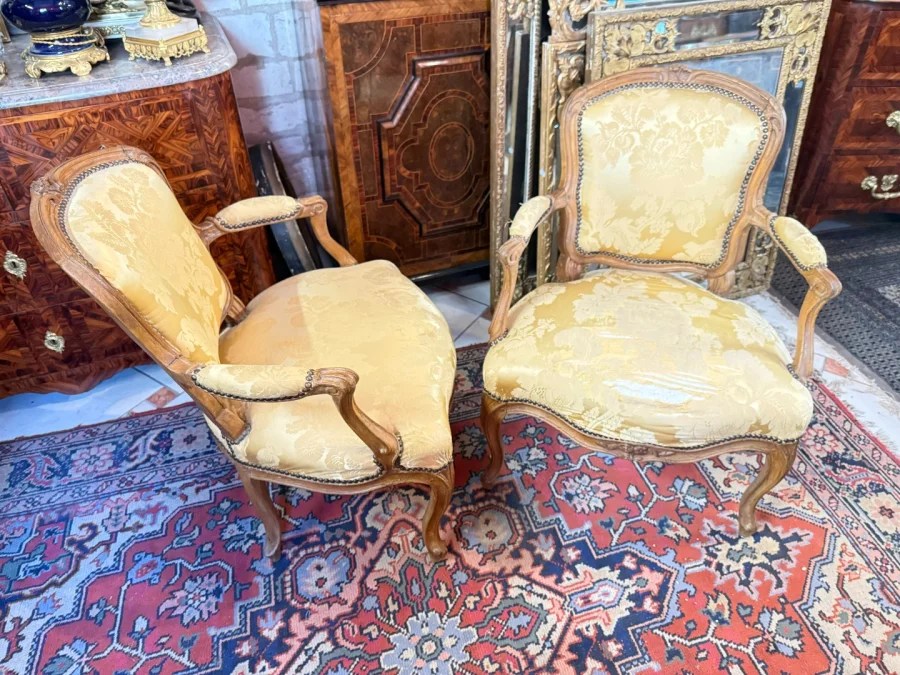 PAREJA DE SILLONES DE LA ÉPOCA LUIS XV