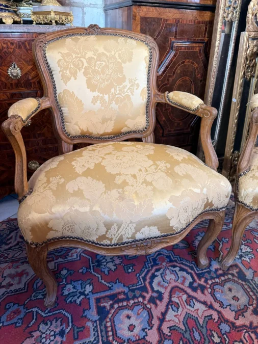 PAREJA DE SILLONES DE LA ÉPOCA LUIS XV