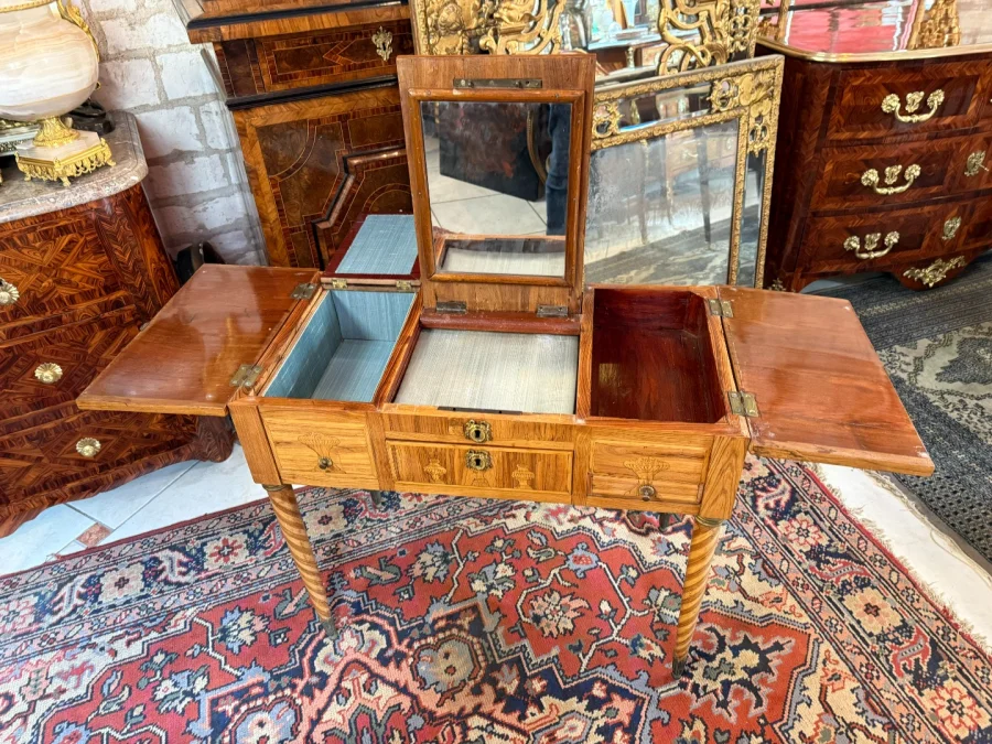 COIFFEUSE EN MARQUETERIE LOUIS XVI - 18ème