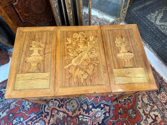 COIFFEUSE EN MARQUETERIE LOUIS XVI - 18ème
