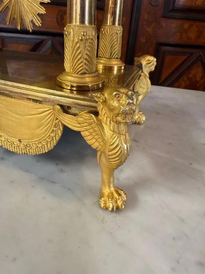 UHR IM FRANZÖSISCHEN EMIRE-STIL