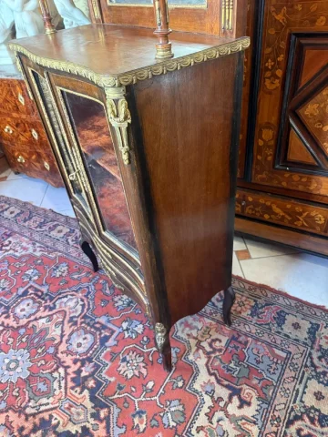BUFFET-VITRINEKAST IN LOUIS XVI-STIJL