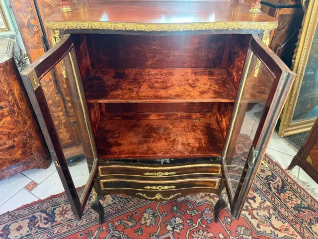 BUFFET-VITRINEKAST IN LOUIS XVI-STIJL