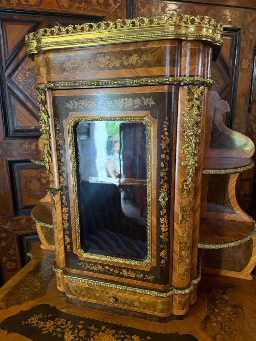 Buffet-Vitrine op Steunhoogte in Louis XV-Stijl Marqueterie