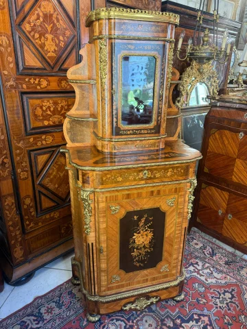 Kredenz in Anlehnhöhe mit Vitrine in Marketerien im Louis-XV-Stil