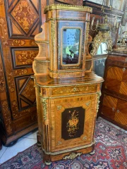 BUFFET A HAUTEUR D’APPUI FORMANT VITRINE EN MARQUETERIE DE STYLE LOUIS XV