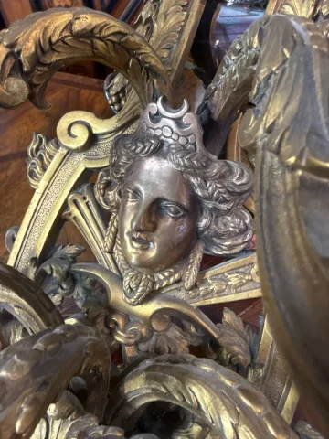 APPLIQUE EN BRONZE DORE DE STYLE LOUIS XVI