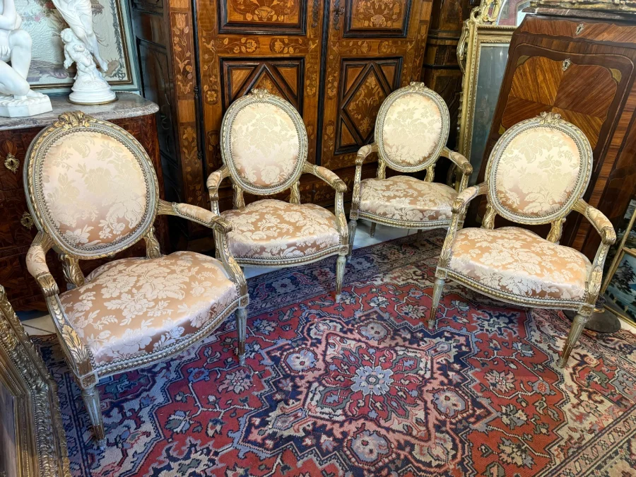 Serie von Vier Sesseln im Louis-XVI-Stil