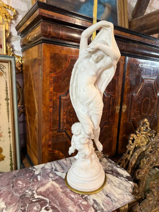 SCULPTURE EN MARBRE DE CARRARE SIGNÉE PRADIER

カラーラ産大理石の彫刻、プラディエ署名入り