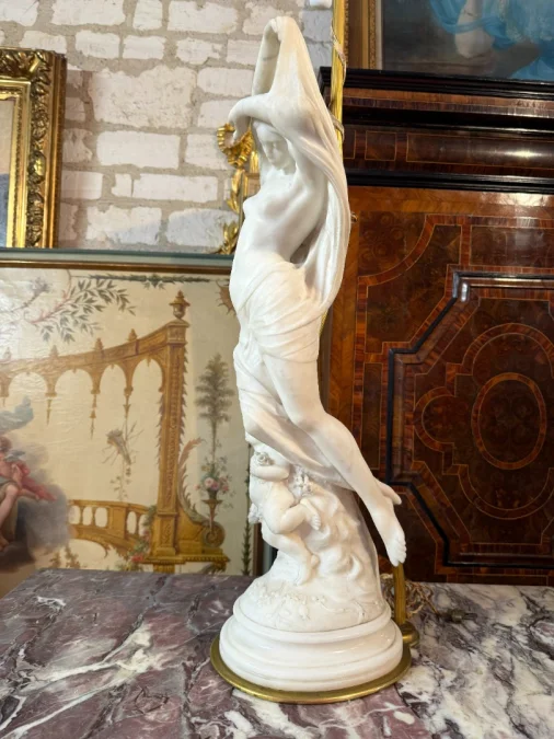SCULPTURE EN MARBRE DE CARRARE SIGNÉE PRADIER

カラーラ産大理石の彫刻、プラディエ署名入り
