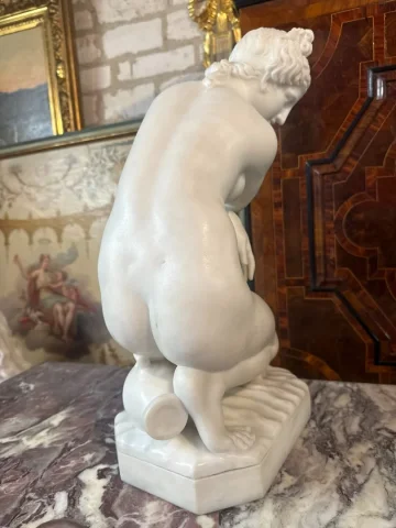 SCULPTURE "VENUS ACCROUPIE" D'APRES UN MODELE DE PIETRO BAZZANTI (1825/1895)