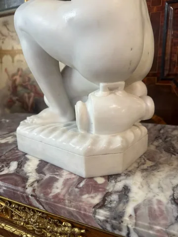 SCULPTURE "VENUS ACCROUPIE" D'APRES UN MODELE DE PIETRO BAZZANTI (1825/1895)