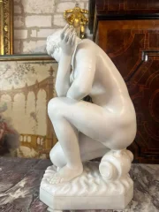 SCULPTURE "VENUS ACCROUPIE" D'APRES UN MODELE DE PIETRO BAZZANTI (1825/1895)