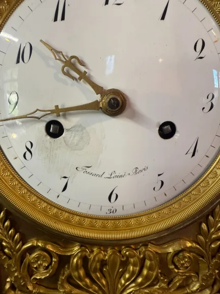 UHR IM FRANZÖSISCHEN EMIRE-STUDIO