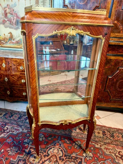 Vitrinenschrank im Stil Ludwigs XV.