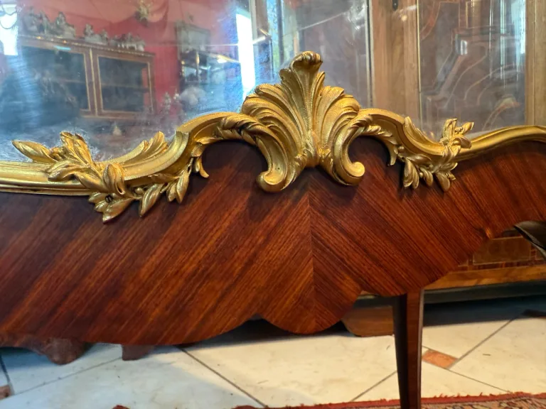 Vitrinenschrank im Stil Ludwigs XV.
