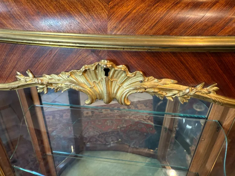 Vitrinenschrank im Stil Ludwigs XV.