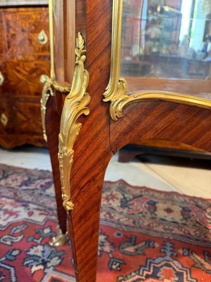 Vitrinenschrank im Stil Ludwigs XV.