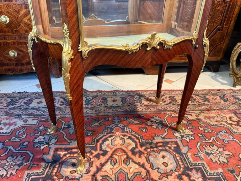 Vitrinenschrank im Stil Ludwigs XV.