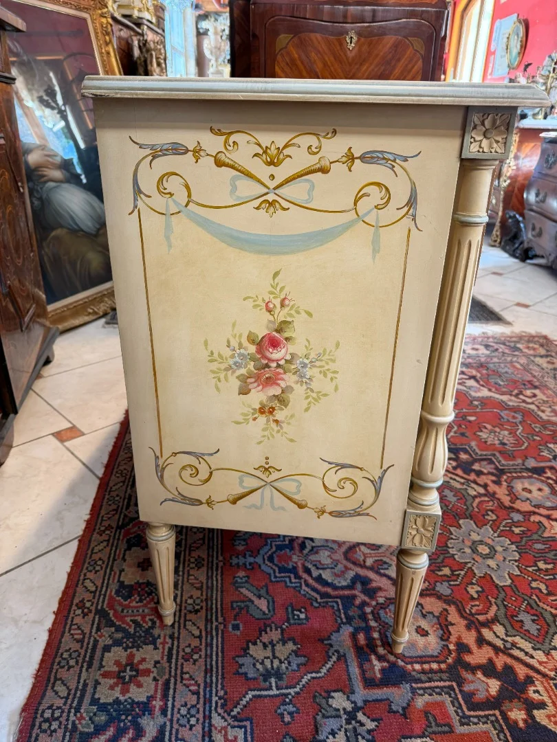 Commode in Louis XVI-stijl