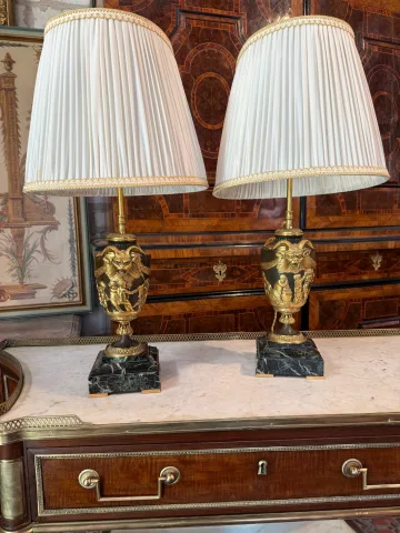 PAAR NAPOLEON-III-LAMPEN AUS VERGOLDETEM BRONZE NACH EINEM MODELL VON CLODION