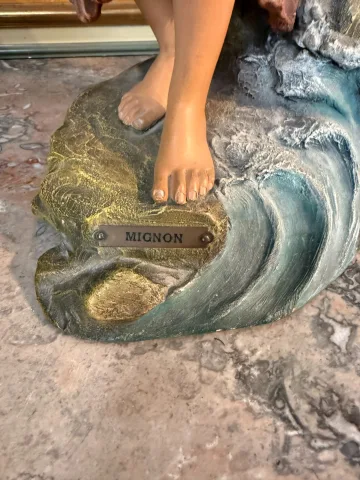SKULPTUR EINER JUNGEN NEAPOLITANERIN MIT MANDOLINE, MIGNON, SIGNIERT JOSEPH LE GULUCHE