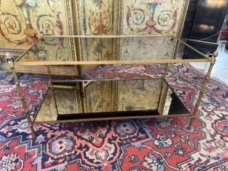 TABLE BASSE EN VERRE EGLOMISEE ATTRIBUEE A LA MAISON BAGUES