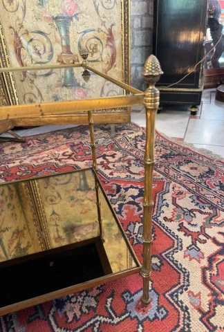 TABLE BASSE EN VERRE EGLOMISEE ATTRIBUEE A LA MAISON BAGUES — Bon état