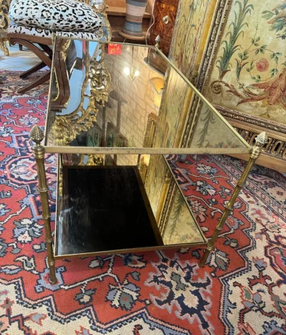 TABLE BASSE EN VERRE EGLOMISEE ATTRIBUEE A LA MAISON BAGUES — Bon état