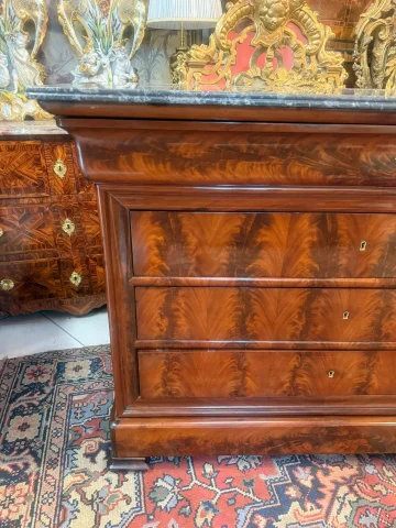 Louis-Philippe-Kommode in Furnier aus Flammen-Mahagoni — Guter Zustand